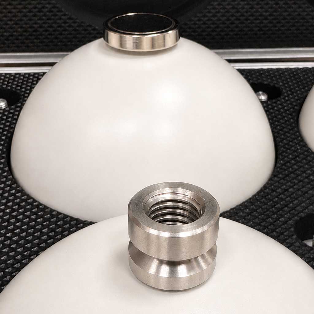 Sett med 6 stk 3D referansekuler Ø145 mm for laserscanning levert i aluminiumskoffert med magneter og overganger.
