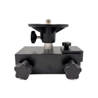 Justerbar klemme for montering av laserinstrument på batterbord og salingsbord