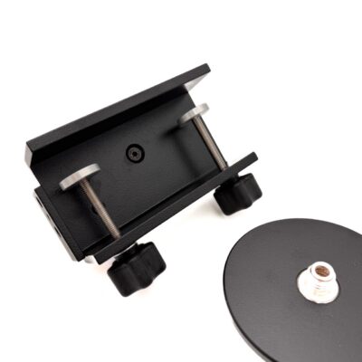 Justerbar klemme for montering av laserinstrument på batterbord og salingsbord