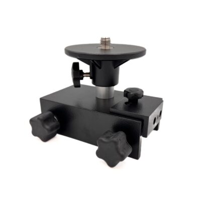 Justerbar klemme for montering av laserinstrument på batterbord og salingsbord