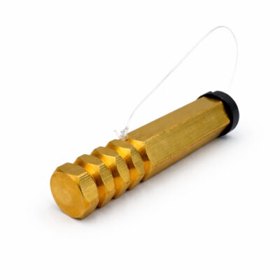 Tunnelbolt-anker i messing med plastskrue og snor som hindrer at skruen mistes i tunnelarbeid