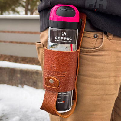 Belteholder i skinn for Soppec merkespray festet i arbeidsbelte