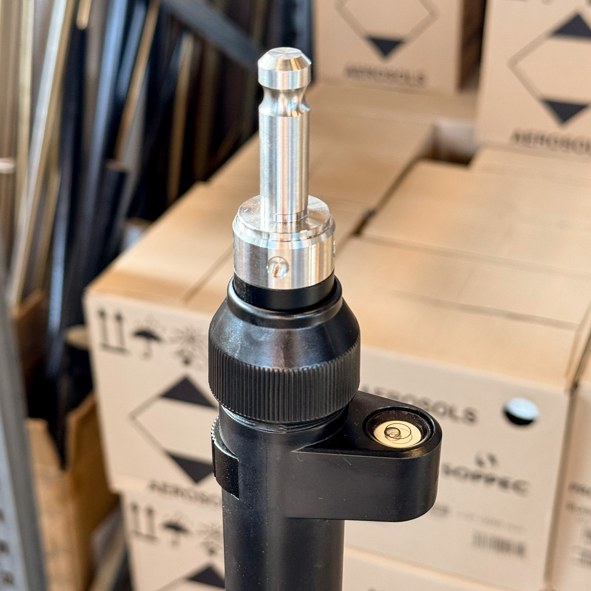 Teleskopisk karbonfiberstang for prisme og GNSS, med snaplås, sirkulær boble og justerbar høyde, tilsvarende Leica GLS51, Evensen AS.