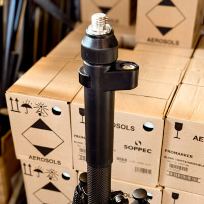 Teleskopisk karbonfiberstang for prisme og GNSS 5/8" toppgjenge, med snaplås, sirkulær boble og justerbar høyde, tilsvarende Leica GLS51, Evensen AS.