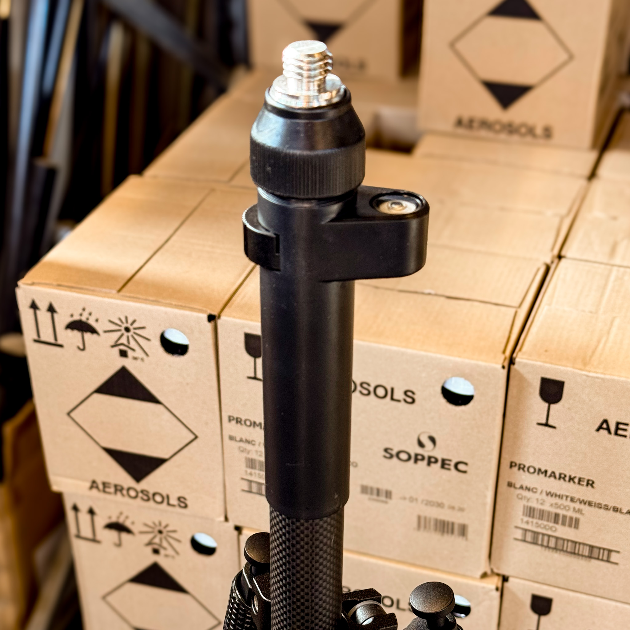 Teleskopisk karbonfiberstang for prisme og GNSS 5/8" toppgjenge, med snaplås, sirkulær boble og justerbar høyde, tilsvarende Leica GLS51, Evensen AS.