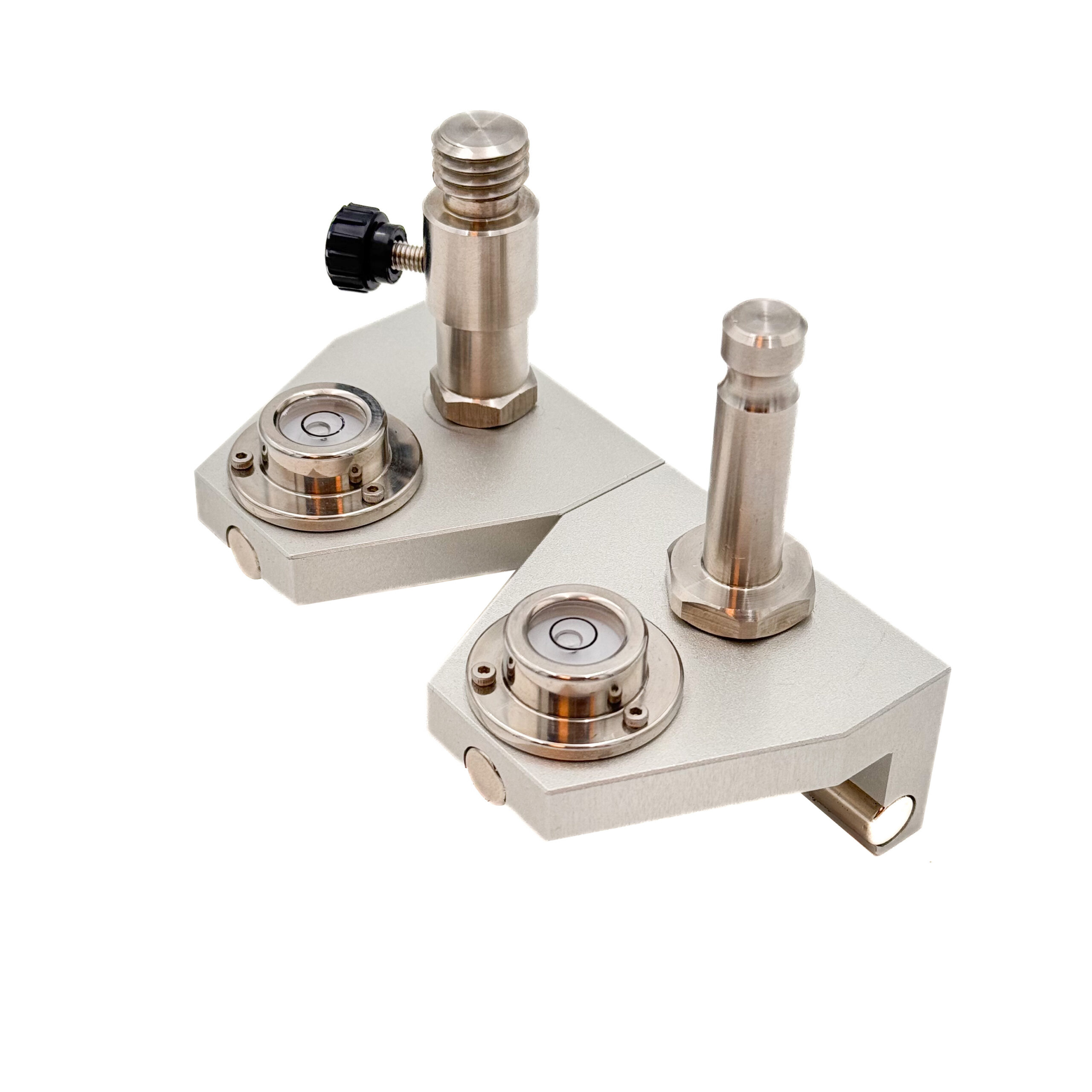 Magnetisk prismeadapter for jernbaneskinner med 5/8-gjenge, kraftige magneter og libelle for presis jernbanemåling.