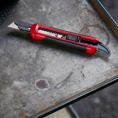 Brytebladkniv 18 mm med ergonomisk grep og reserveblader