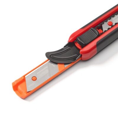 Brytebladkniv 18 mm med ergonomisk grep og reserveblader