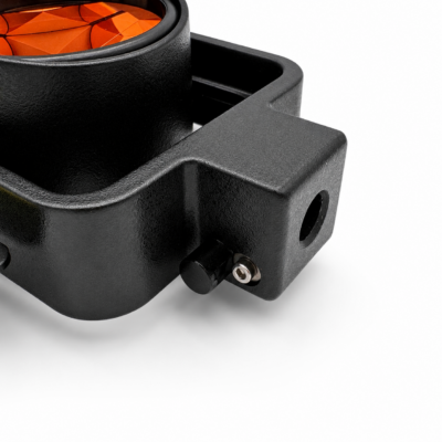 Rundprisme med sikteskive og metallholder tilsvarende Leica GPR121 for oppmåling og overvåkingsmålinger.