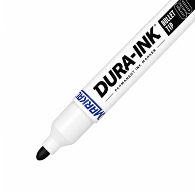Markal Dura-Ink Bullet 60 permanent merkepenn med 3 mm bullet-spiss og vannbestandig blekk, tilgjengelig i rød og sort.