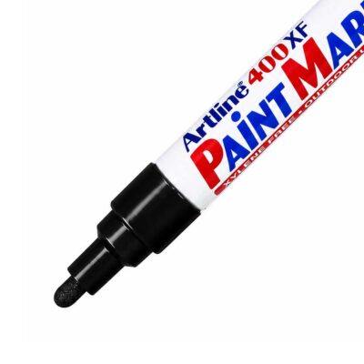 Artline 400XF permanent merkepenn med 2,3 mm rund spiss, tilgjengelig i blå, gul, hvit og sort farge.